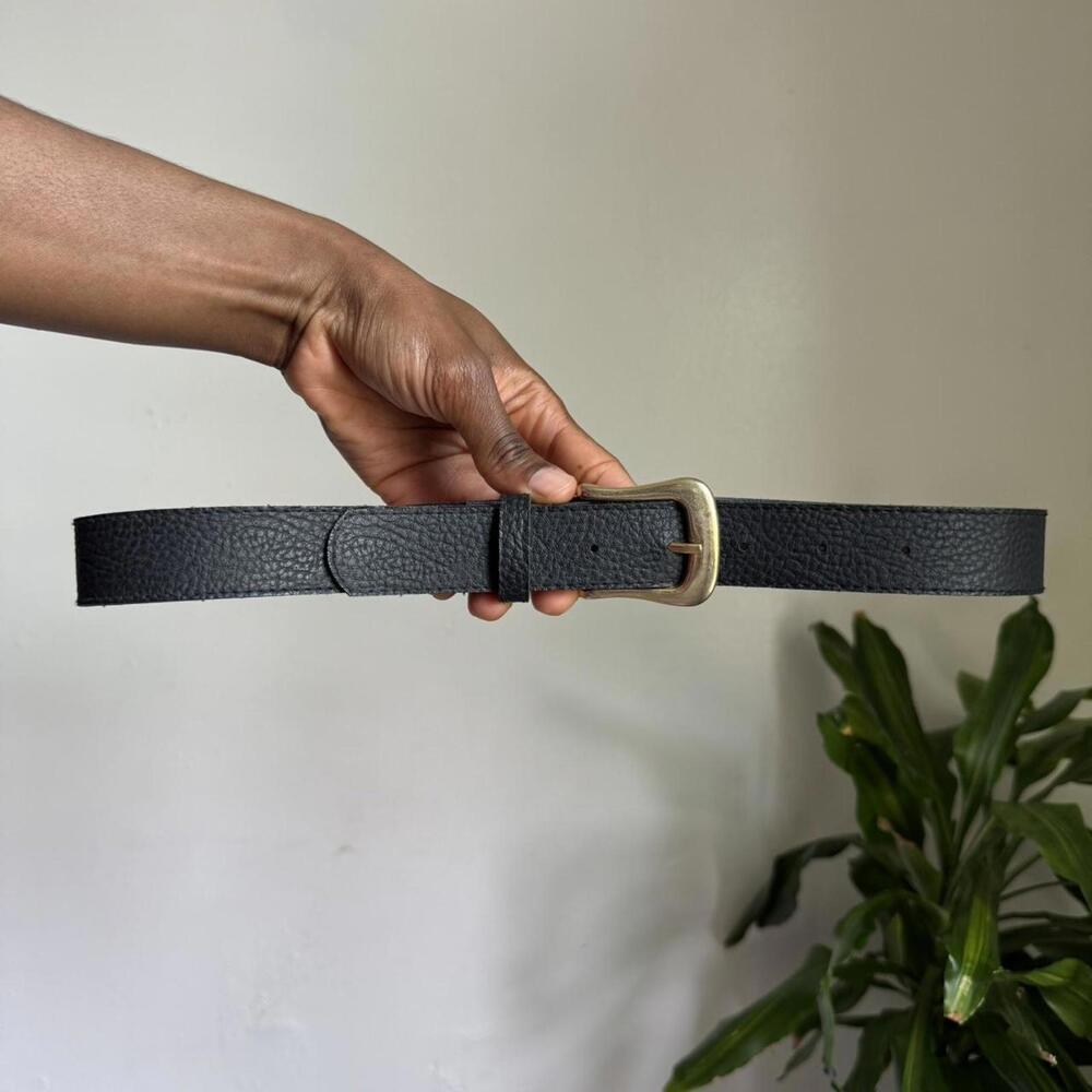 Vintage black minimalist belt with gold buckle size 4